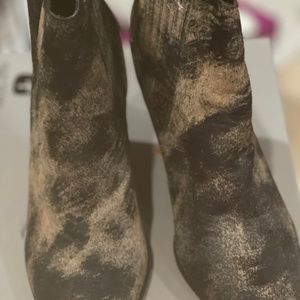 ADAM TUCKER MASONS WEDGE BOOT. TAN BLACK. SIZE 9